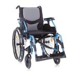 Carrozzina leggera pieghevole ad autospinta, seduta 43 cm, colore azzurro, larghezza 65 cm: leggero pieghevole ad autospinta, telaio in alluminio a doppia crociera, schienale tensionabile a 3 punti, seduta regolabile in profondita, maniglie regolabili.