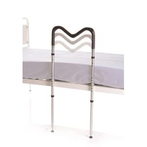 SPONDE UNIVERSALI Anticaduta - Alluminio verniciato - (L: 450 mm - P: 640 mm) Struttura con appoggio a terra, gambe regolabili in altezza.  Maniglia di appoggio in poliuretano morbido regolabile. Borsa portaoggetti - ADATTABILI A TUTTI I LETTI 
