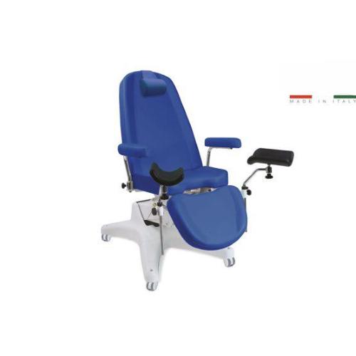POLTRONA MULTIFUNZIONE PER PRELIEVI (BLU - LARGHEZZA 60 cm) Con ruote – 3 sezioni – 4 Motori - Trendelenburg fino a 15° - CON POGGIA TESTA - H seduta: 52 a 92 cm - IMBOTTITURA IN POLIURETANO ALTA 5 cm - RIVESTIMENTO IN SIMILPELLE LAVABILE AUTOESTINGUENTE