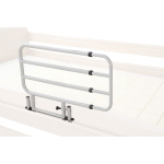 Sponda da letto LARGE anticaduta ribaltabile in alluminio anodizzato, regolabile L 67-105 cm, H 50 cm da piano rete. Struttura stabilizzante sotto materasso. Ripiegabile quando non in uso. Sostegno per alzata e seduta.