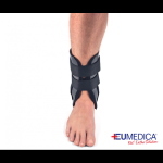 Cavigliera a staffa Marathon Memory Eumedica. Imbottitura in memory foam che si adatta al profilo della caviglia. Spessore maggiorato sui malleoli. Taglia unica ambidestra. Indicata per distorsioni di 1°-2° grado e instabilità cronica. Confezione 1 PZ.
