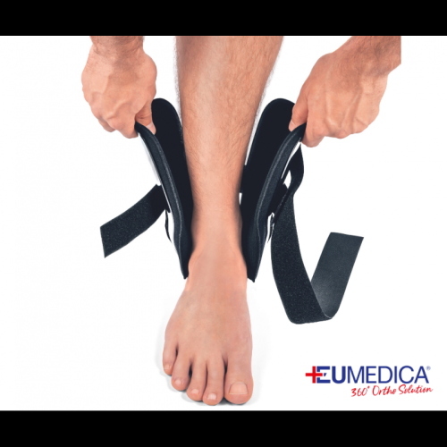Cavigliera a staffa Marathon Memory Eumedica. Imbottitura in memory foam che si adatta al profilo della caviglia. Spessore maggiorato sui malleoli. Taglia unica ambidestra. Indicata per distorsioni di 1°-2° grado e instabilità cronica. Confezione 1 PZ.