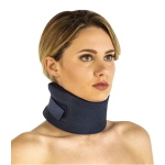 Collare Cervicale Morbido H. 7 CM - Taglia S (23-28 cm) - Colore blu: Chiusura a velcro regolabile, rinforzo in plastica removibile, schiuma di poliuretano di media intensità, traspirante, 100% cotone a contatto con la pelle, ipoallergenico.