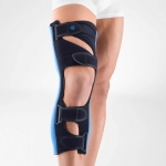 Ortesi immobilizzante GenuLoc Bauerfeind per il ginocchio, taglia unica, colore nero. Indicata per immobilizzazione pre/post-operatoria e post-traumatica, trattamento conservativo di fratture della rotula. Flessione regolabile tramite barre in alluminio.
