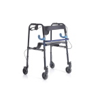 Rollator pieghevole in alluminio anodizzato con 2 ruote piroettanti anteriori (blocco direzionale) e 2 ruote fisse posteriori con freno, sedile ribaltabile imbottito e schienale in stoffa. Regolabile in altezza, portata max 130 kg.