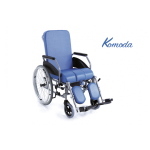 Sedia comoda servoassistita Komoda in acciaio verniciato, schienale reclinabile, autospinta posteriore, seduta 43 cm. Portata max 135 kg.