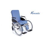 Sedia comoda servoassistita Komoda in acciaio verniciato, schienale reclinabile, autospinta anteriore, seduta 50 cm. Portata max 135 kg.