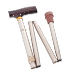 Bastone pieghevole in alluminio anodizzato, colore Bronzo - Brio, portata max 100 kg, pieghevole per un trasporto comodo, impugnatura in legno, puntali antiscivolo.