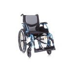 Carrozzina leggera pieghevole ad autospinta, seduta 40 cm, colore azzurro, larghezza 62 cm: leggero pieghevole ad autospinta, telaio in alluminio a doppia crociera, schienale tensionabile a 3 punti, seduta regolabile in profondità, maniglie regolabili.