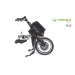 Propulsore anteriore elettrico Tiboda per sedie a rotelle, colore nero opaco, motore 300W 36V 10,4Ah, aggancio rapido brevettato in acciaio inox, velocita' max 15 km/h, autonomia 50-55 km, freno motore rigenerativo, freno a disco 160 mm, peso 13,2 kg.