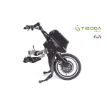 Propulsore anteriore elettrico Tiboda per sedie a rotelle, colore nero opaco, motore 400W 48V 10,4Ah, aggancio rapido brevettato in acciaio inox, velocita' max 15 km/h, autonomia 50-55 km, freno motore rigenerativo, freno a disco 160 mm, peso 13,2 kg.