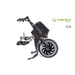 Propulsore anteriore elettrico Tiboda per sedie a rotelle, colore nero opaco, motore 750W 36V 13Ah, aggancio rapido brevettato in acciaio inox, velocita' max 15 km/h, autonomia 50-55 km, freno motore rigenerativo, freno a disco 160 mm, peso 15,2 kg.