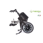 Propulsore anteriore elettrico Tiboda per sedie a rotelle, colore nero opaco, motore 1000W 48V 11,6Ah, aggancio rapido brevettato in acciaio inox, velocita' max 15 km/h, autonomia 50-55 km, freno motore rigenerativo, freno a disco 160 mm, peso 15,2 kg.