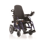 Carrozzina elettrica pieghevole ESCAPE LX, con luci, seduta 46 cm, schienale reclinabile 90°-110°. Motore 2x200W, velocità max 6 km/h, autonomia 32 km.