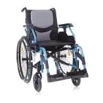 Carrozzina leggera pieghevole ad autospinta, seduta 46 cm, colore azzurro, larghezza 67,5 cm: leggero pieghevole ad autospinta, telaio in alluminio a doppia crociera, schienale tensionabile a 3 punti, seduta regolabile in profondita, maniglie regolabili.