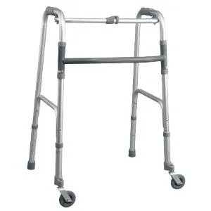 DEAMBULATORE PIEGHEVOLE CON 2 RUOTE PIROETTANTI AUTOBLOCCANTI - ALTEZZA REGOLABILE 82-99 cm - PORTATA MAX 130 kg - 2 RUOTE PIROETTANTI E 2 PUNTALI - MANOPOLE IMBOTTITE - CON PULSANTE - IN ALLUMINIO