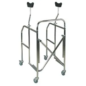 DEAMBULATORE PIEGHEVOLE CON APPOGGIO SOTTOASCELLARE - 4 RUOTE PIROETTANTI (2 CON FRENI) - ALTEZZA REGOLABILE 117-135 cm - PORTATA MAX 130 kg - IN ACCIAIO CROMATO