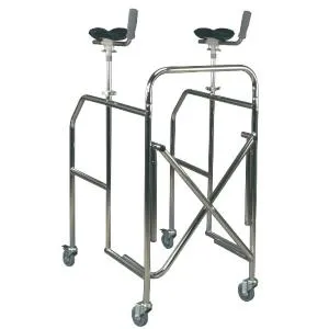 DEAMBULATORE PIEGHEVOLE IN ACCIAIO CROMATO CON APPOGGIO ANTIBRACHIALE - 4 RUOTE PIROETTANTI (2 CON FRENI) - APPOGGI REGOLABILI IN ALTEZZA 95-130cm - PORTATA 130 kg - IN ACCIAIO CROMATO