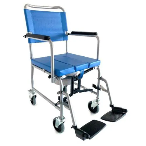 COMODA (seduta 43cm - LARGHEZZA 52.5) IN ACCIAIO - PIEGHEVOLE - CON SCHIENALE FISSO ESTRAIBILE- 4 RUOTE PIROETTANTI DI CUI 2 CON FRENO - SEDILE IMBOTTITO - POGGIAPIEDI REGOLABILI IN ALTEZZA, ESTRAIBILI - CON SECCHIO