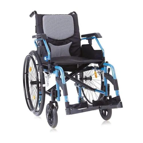 Carrozzina leggera pieghevole ad autospinta, seduta 46 cm, colore azzurro, larghezza 67,5 cm: leggero pieghevole ad autospinta, telaio in alluminio a doppia crociera, schienale tensionabile a 3 punti, seduta regolabile in profondita, maniglie regolabili.