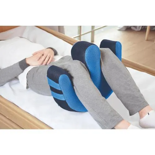 CUSCINO GIRAPAZIENTE GONFIABILE (L: 49 x P:40 x H: 15 cm) Dotato di pompa per il gonfiaggio - Sacca interna in PVC medicale, rivestimento asportabile 100% poliestere - Due maniglie laterali - Facilita le manovre di rotazione del paziente