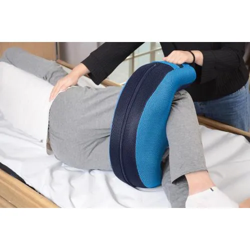 CUSCINO GIRAPAZIENTE GONFIABILE (L: 49 x P:40 x H: 15 cm) Dotato di pompa per il gonfiaggio - Sacca interna in PVC medicale, rivestimento asportabile 100% poliestere - Due maniglie laterali - Facilita le manovre di rotazione del paziente