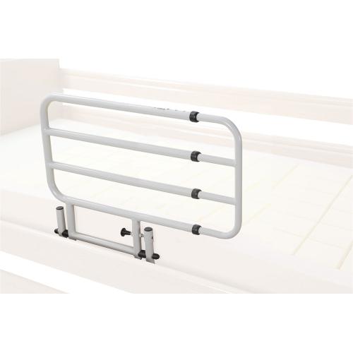 Sponda da letto LARGE anticaduta ribaltabile in alluminio anodizzato, regolabile L 67-105 cm, H 50 cm da piano rete. Struttura stabilizzante sotto materasso. Ripiegabile quando non in uso. Sostegno per alzata e seduta.
