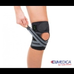 GINOCCHIERA EASY FIT - Taglia: S/M (32-45 cm). Ginocchiera Easy Fit Eumedica, leggera e traspirante con tessuto forato. Doppia fascia elastica incrociata a X per stabilizzazione rotulea. Fasce regolabili. Circonf. misurata a 8 cm sopra centro rotula