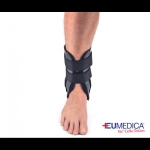 Cavigliera a staffa Marathon Memory Eumedica. Imbottitura in memory foam che si adatta al profilo della caviglia. Spessore maggiorato sui malleoli. Taglia unica ambidestra. Indicata per distorsioni di 1°-2° grado e instabilità cronica. Confezione 1 PZ.