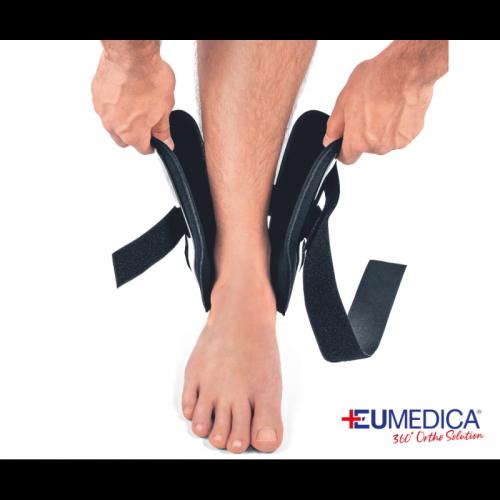 Cavigliera a staffa Marathon Memory Eumedica. Imbottitura in memory foam che si adatta al profilo della caviglia. Spessore maggiorato sui malleoli. Taglia unica ambidestra. Indicata per distorsioni di 1°-2° grado e instabilità cronica. Confezione 1 PZ.