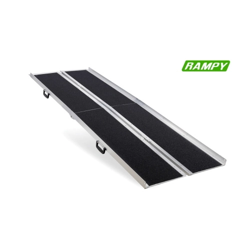Rampa pieghevole a valigia, lunghezza 213 cm aperta (107 cm piegata), struttura in alluminio antiruggine antiscivolo, maniglia per il trasporto, perni di unione, portata massima 272 kg, peso 19,5 kg.