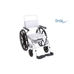 Sedia per WC e doccia ad autospinta, imbottitura in PVC termosaldato, alluminio anodizzato, ruote posteriori Ø62 cm. Portata max 110 kg, ruote posteriori Ø62 cm ad autospinta, poggiapiedi regolabili in lunghezza, struttura in alluminio anodizzato.