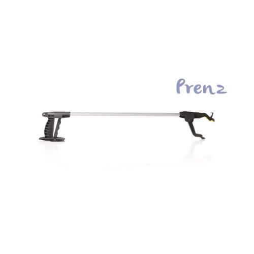Pinza prensile in alluminio anodizzato, lunghezza 67 cm, testa orientabile in più posizioni con gancio per raggiungere abiti o altri oggetti e un piccolo magnete per attrarre oggetti metallici, portata massima 2 kg.
