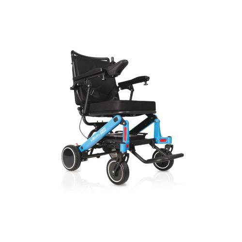 Carrozzina elettrica pieghevole CM840, telaio in alluminio, seduta 44 cm. Motore 2x180W brushless, velocità max 6 km/h, autonomia 20 km, portata max 120 kg.