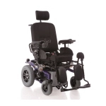 Carrozzina elettrica ARIES PRO, seduta e schienale reclinabili elettronicamente fino a posizione letto, seduta 45 cm. Motore 2x420W, velocità max 8 km/h, autonomia 48 km.