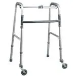 DEAMBULATORE PIEGHEVOLE CON 2 RUOTE PIROETTANTI AUTOBLOCCANTI - ALTEZZA REGOLABILE 82-99 cm - PORTATA MAX 130 kg - 2 RUOTE PIROETTANTI E 2 PUNTALI - MANOPOLE IMBOTTITE - CON PULSANTE - IN ALLUMINIO
