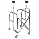 DEAMBULATORE PIEGHEVOLE CON APPOGGIO SOTTOASCELLARE - 4 RUOTE PIROETTANTI (2 CON FRENI) - ALTEZZA REGOLABILE 117-135 cm - PORTATA MAX 130 kg - IN ACCIAIO CROMATO
