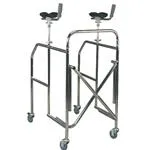 DEAMBULATORE PIEGHEVOLE IN ACCIAIO CROMATO CON APPOGGIO ANTIBRACHIALE - 4 RUOTE PIROETTANTI (2 CON FRENI) - APPOGGI REGOLABILI IN ALTEZZA 95-130cm - PORTATA 130 kg - IN ACCIAIO CROMATO