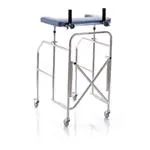 DEAMBULATORE PIEGHEVOLE CON APPOGGIO ANTIBRACHIALE A TAVOLO - 4 RUOTE PIROETTANTI (2 CON FRENI) - PORTATA MAX 130 kg - AMPIO PIANO IMBOTTITO INCAVO, CON DUE MANIGLIE REGOLABILI IN INCLINAZIONE E LARGHEZZA - IN ACCIAIO CROMATO